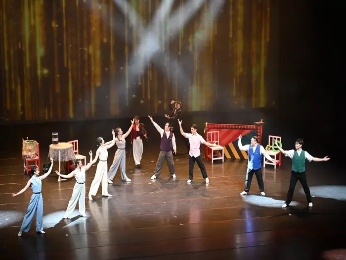 顛覆傳統刻板的印象，透台灣特技團12位團員以各式服裝與音樂及燈光將自身紮實特技功夫淋漓展現。（圖／記者周厚賢攝）