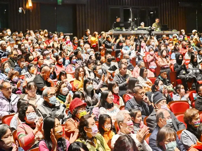 為感謝僑委會選定彰化為行前公演為一場次，彰化鄉親以滿滿入場及如雷掌聲答謝僑委會的用心。（圖／記者周厚賢攝）