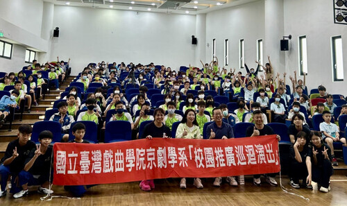 國立台灣戲曲學院今天（14日）到安南區4所國小進行校園巡演。（蔡麗青提供）
