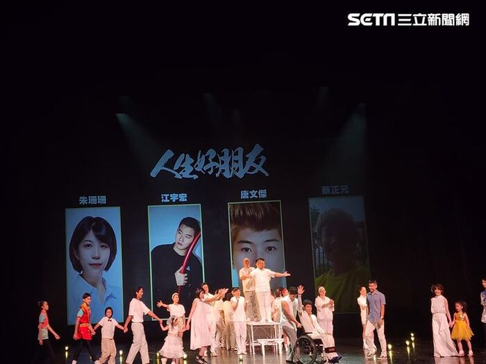 幕一幕的舞台劇中，上演真實人生的困境與糾纏。（圖／鍾志鵬攝影）