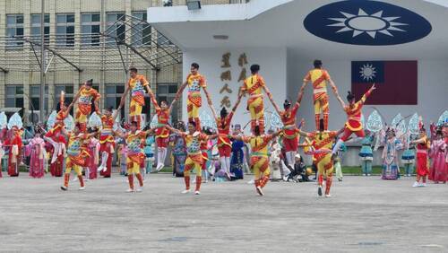 台灣戲曲學院台灣特技團及民俗技藝學系也另外演出「眾神護台灣」，人塔疊羅漢的高難度演出，尤其吸睛。(江昭倫 攝)