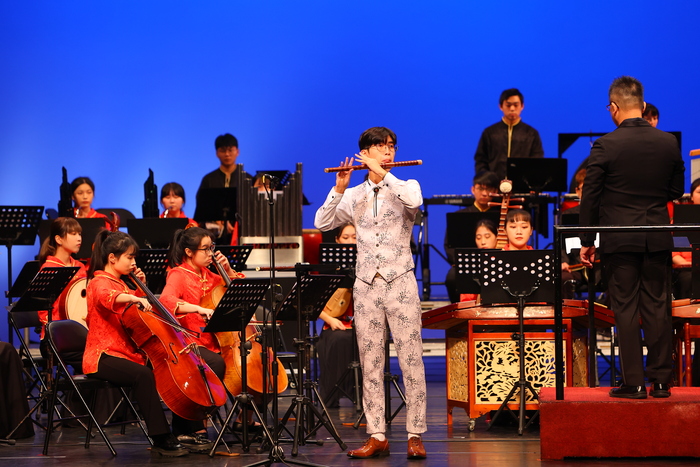 笛協奏曲《牡丹亭組曲》第Ⅰ、Ⅴ樂章 由吳華作曲，蕭廷宇演奏笛，完美融合南方曲笛韻味與崑曲迷人的律動