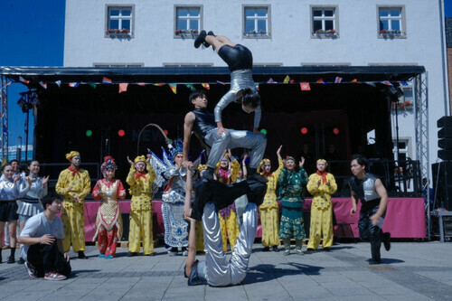 2.德國文化藝術節，台灣戲曲學院民俗技藝學系學生，表演疊羅漢，展現高超技巧。（台灣戲曲學院提供）